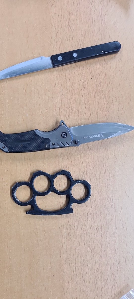Op maandag 7 augustus 2023 kon een persoon zich niet legitimeren na overlastgevend gedrag in centrum van #Leeuwarden. Daarop de persoon meegenomen naar het bureau en tijdens fouillering bleek hij 2 #messen en een #boksbeugel bij zich te hebben. De persoon kreeg proces-verbaal.
