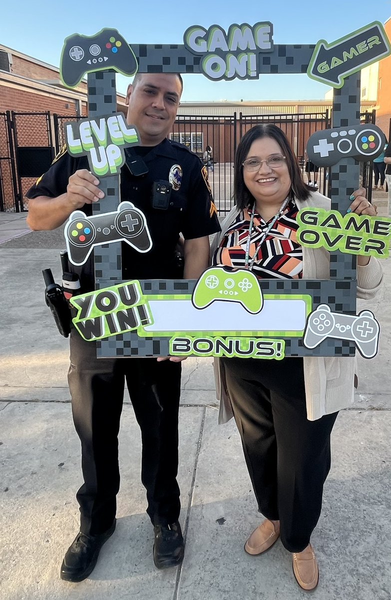APSimpson2022's tweet photo. What a great kick off to our first day! Thank you to our district staff for the support!

Proud to be a Viking!!!

@Brentwood_STEAM !
@EISDofSA 
#GoBigGoEdgewood 
#ThinkPlayWinEISD
#EdgewoodProud
#VikingStrong https://t.co/TUj5RbysLm