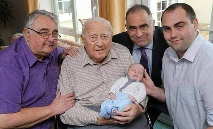 Este bebé logró tomar una foto con papá, abuelo, bisabuelo y tatarabuelo juntos!!

💙🙌👶🙎‍♂️👴🏻👴🥰