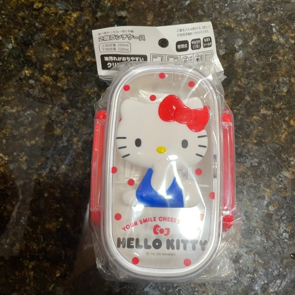 shrinkingkino's tweet photo. AAAH LOOK AT THIS ADORABLE LIL BENTO BOX I JUST GOT it has 2 detachable layers!! https://t.co/yT1sWPfoaj