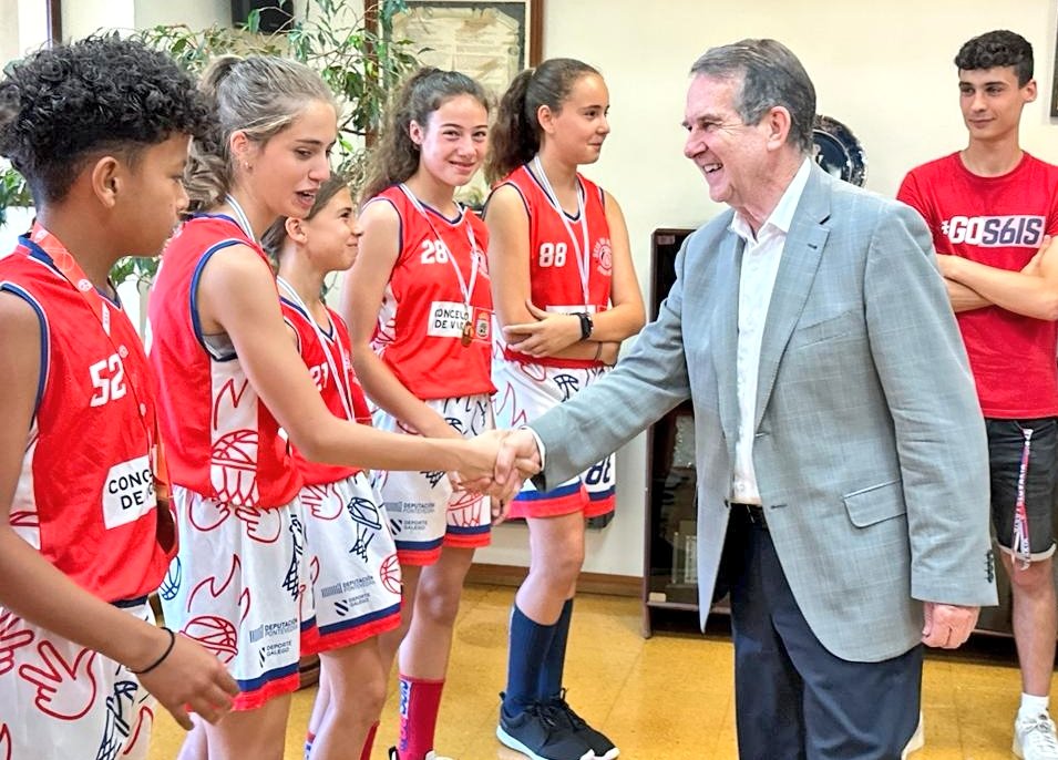 CBSeisNadalCoia's tweet photo. 👍🏻 O Alcalde de Vigo, @abelcaballero, recibiu esta mañá no Concello aos dous equipos alevíns do @CBSeisNadalCoia.

🏀 Os xogadores e xogadoras foron felicitad@s pola súa participación no Campionato de España celebrado en Granada e na Copa de España disputada en Valencia.

#GOS6IS https://t.co/uMz25YcQ78