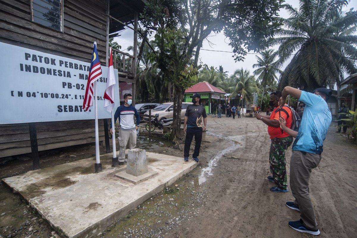 Pillandia's tweet photo. Tourists take photos in front of a house that serves as a border marker between Indonesia 🇮🇩 and Malaysia 🇲🇾 on Sebatik Island, in Nunukan, North Kalimantan. 
📸: Sept. 13, 2021.
https://t.co/og7zBx0Dcg 

#Malaysia #Indonesia #Sempadan #Perbatasan #Border #Sebatik https://t.co/YbbBG7Ifk9