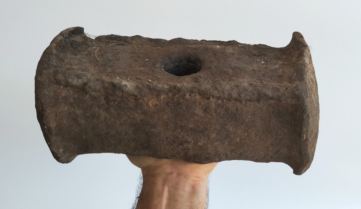 Sobre el debate de cómo de cachas estaban los guerreros en la Antigüedad, yo solo os digo que hace un siglo los canteros gallegos medían 1,60, pesaban 50 kg y podían pasar ocho horas al día rompiendo piedras con un mazo de 12 kilos.