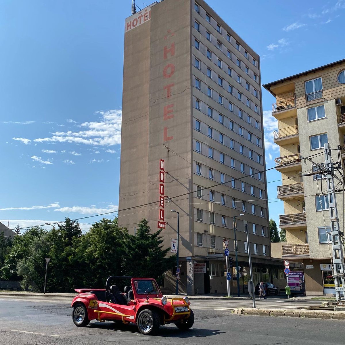 DeadCarWalking's tweet photo. Coca Cola Beach House Buggy (1996) spotted in Budapest traffic.
#Buggy #VWBuggy #CocaCola 
@GeorgeCochrane1 @addict_car @cocacolahu https://t.co/n9xQVlBC4F