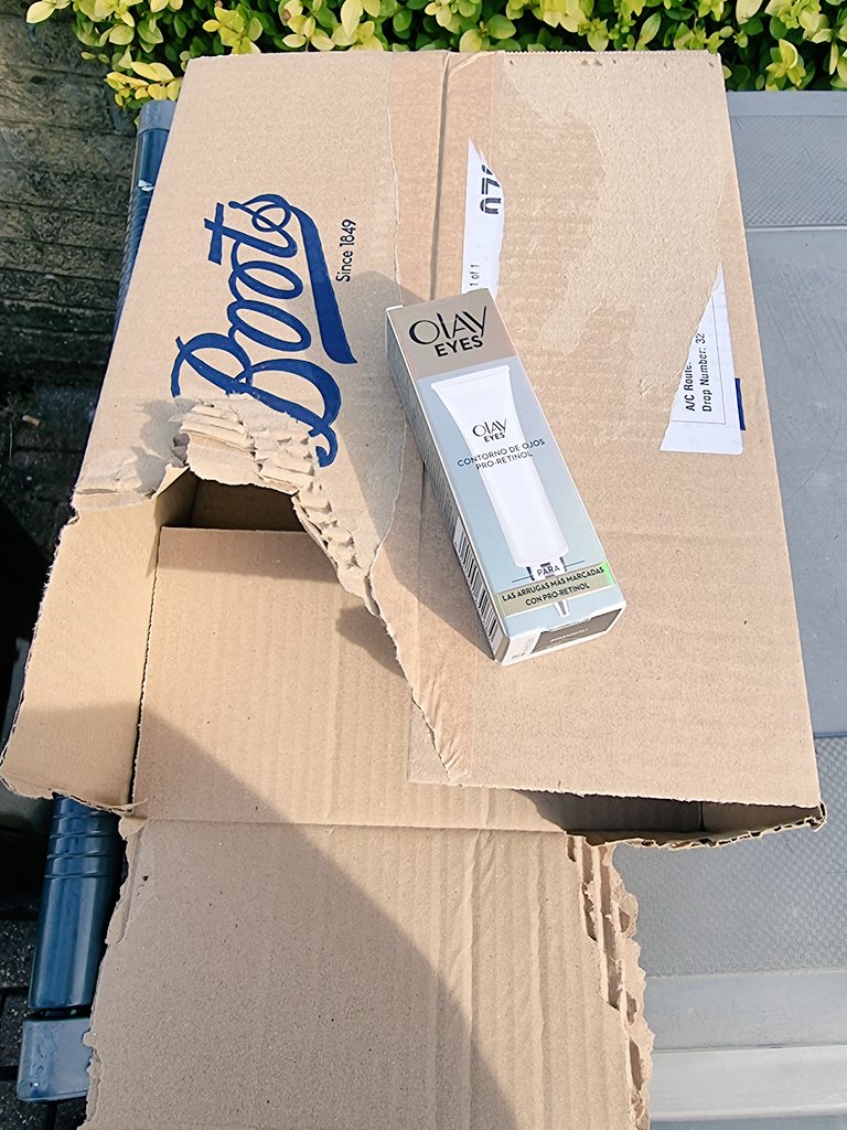 juicybite's tweet image. Really @BootsUK was this necessary?
Our planet is dying.
Whoever decided to use this colossal sized box as packaging desperately needs training...
Why???