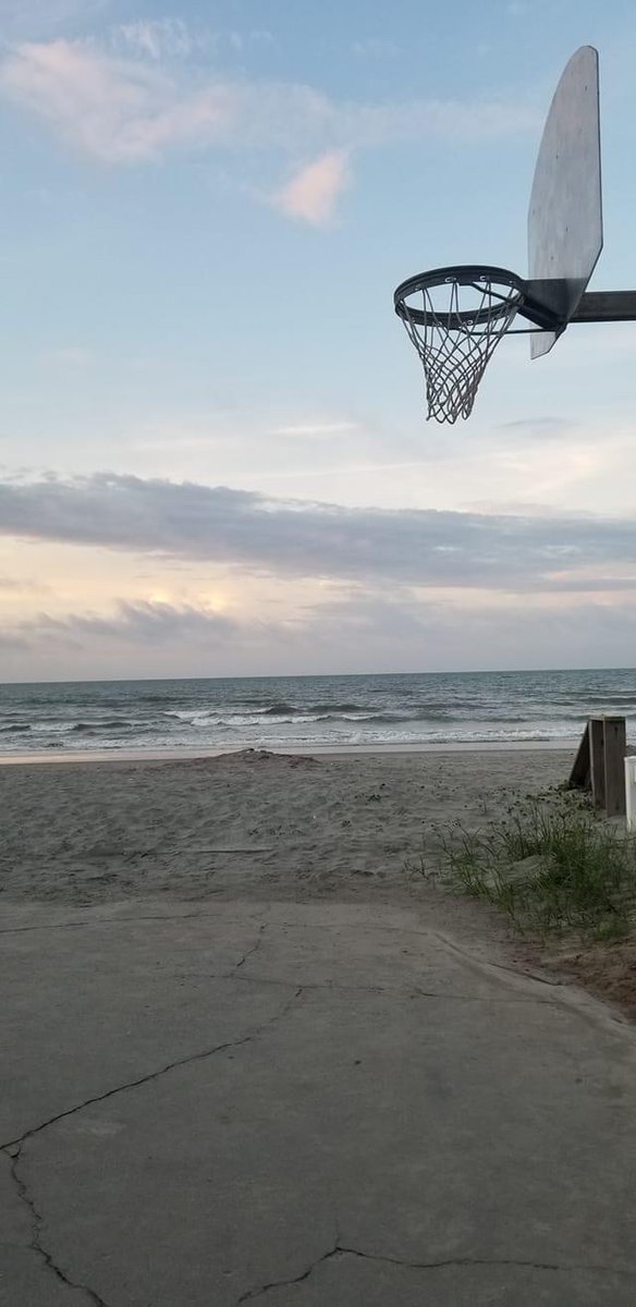 adept_creative's tweet photo. It's been a min. Sometimes you just need to get away from the old socials and recharge. Find something inspiring the get the create juices flowing again. A beach, or maybe just a beach. https://t.co/iw2Im41wUB