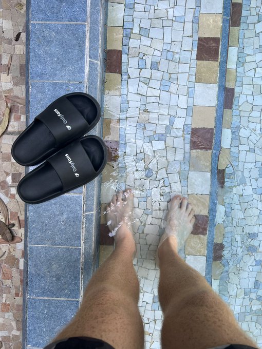 Come to my pool party. Papi Con&rsquo;s on the grill. https://t.co/dSr1W49WiM