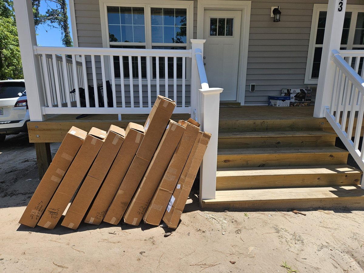 GeraldBelton's tweet photo. Lazy @FedEx driver couldn't be bothered to put these on the porch. Left them in the dirt. @FedExHelp @FedExForum #lazy https://t.co/OTPLPjAKef