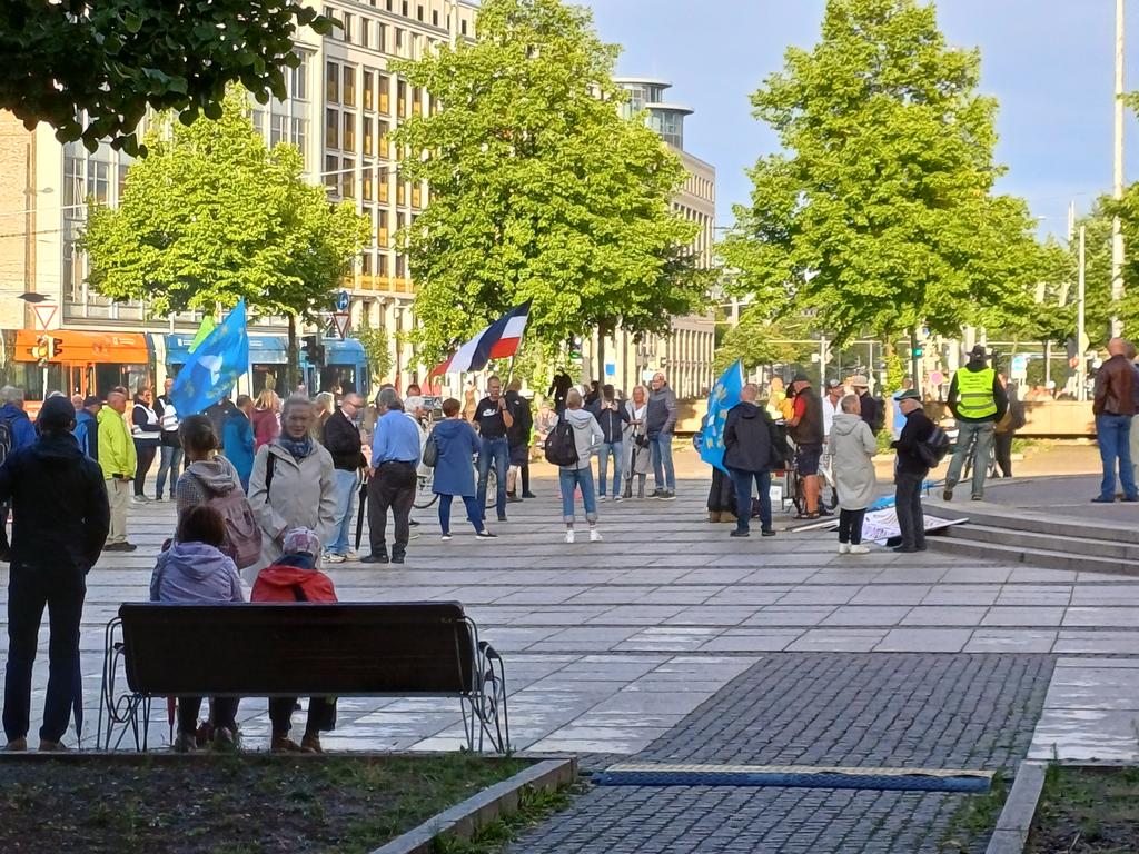 DannyadeA's tweet photo. Mich gibts noch und die montägliche Rechtsaußen-Kaspertruppe leider auch. Unter den 40-50 Teilnehmenden bei Bernd R. auch eine prominente Reichsfahne #le0708 https://t.co/r6LFTq6Fcs