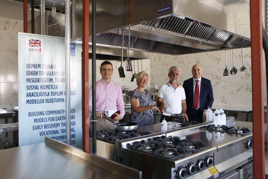 Valiliğimiz tarafından kurulan aşçılık atölyemize gastronomi malzemeleri ve acil durumlarda kullanmak üzere aşevi malzeme desteği sağlayan UNDP ye; nazik ziyaretlerinden dolayı da UNDP Mukim temsilcisi Louisa Vinton'a teşekkür ediyoruz. <a href="/mebhbogm/">MEB Hayat Boyu Öğrenme Genel Müdürlüğü</a> <a href="/yasintepe/">Yasin TEPE</a> @GaziantepHBO