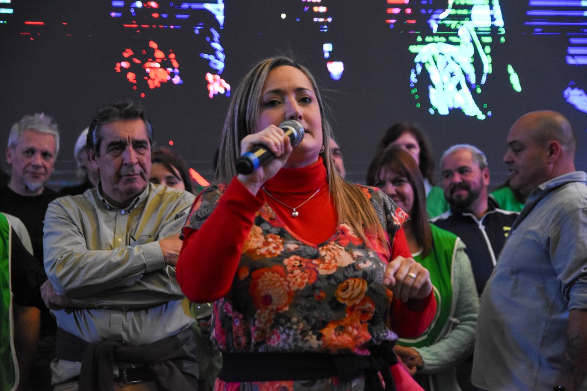 Anusateok's tweet photo. ¡Provincia de Buenos Aires se tiñó de verde! 

💚Cierre de la Verde #ANUSATE encabezado por Claudio Arévalo y Eliana Aguirre candidatos a nivel provincial, con la presencia de la candidata a Secretaria Adjunta a nivel nacional, Mercedes Cabezas.

https://t.co/sPgSBlWD1D

#ATE https://t.co/xBmnhmDAfZ