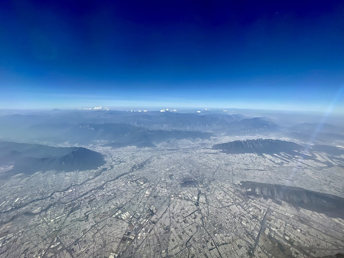 cude's tweet image. Aqui sigo.. diferente día. ⛰️🛩️