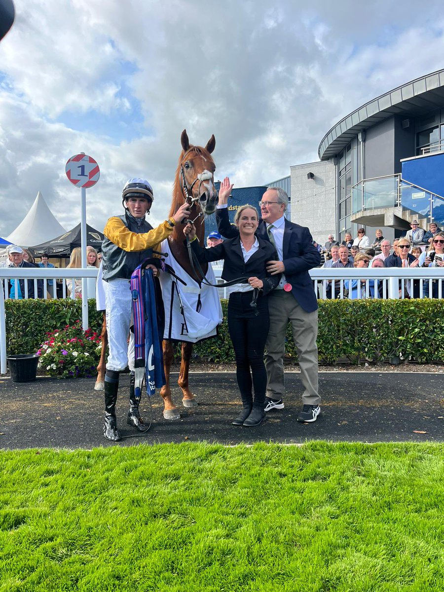 📸 Golden Trick pictured with @BenCoen2, Kerrie & a member of the Bronte Collection after winning the Irish EBF Ballyhane Stakes at @NaasRacecourse. Purchased at @Tattersalls1766 by Joe Foley, he has now won two of his three starts. @Coral @ExpleoGroup @HM3Legal @nafuk #TeamMHS