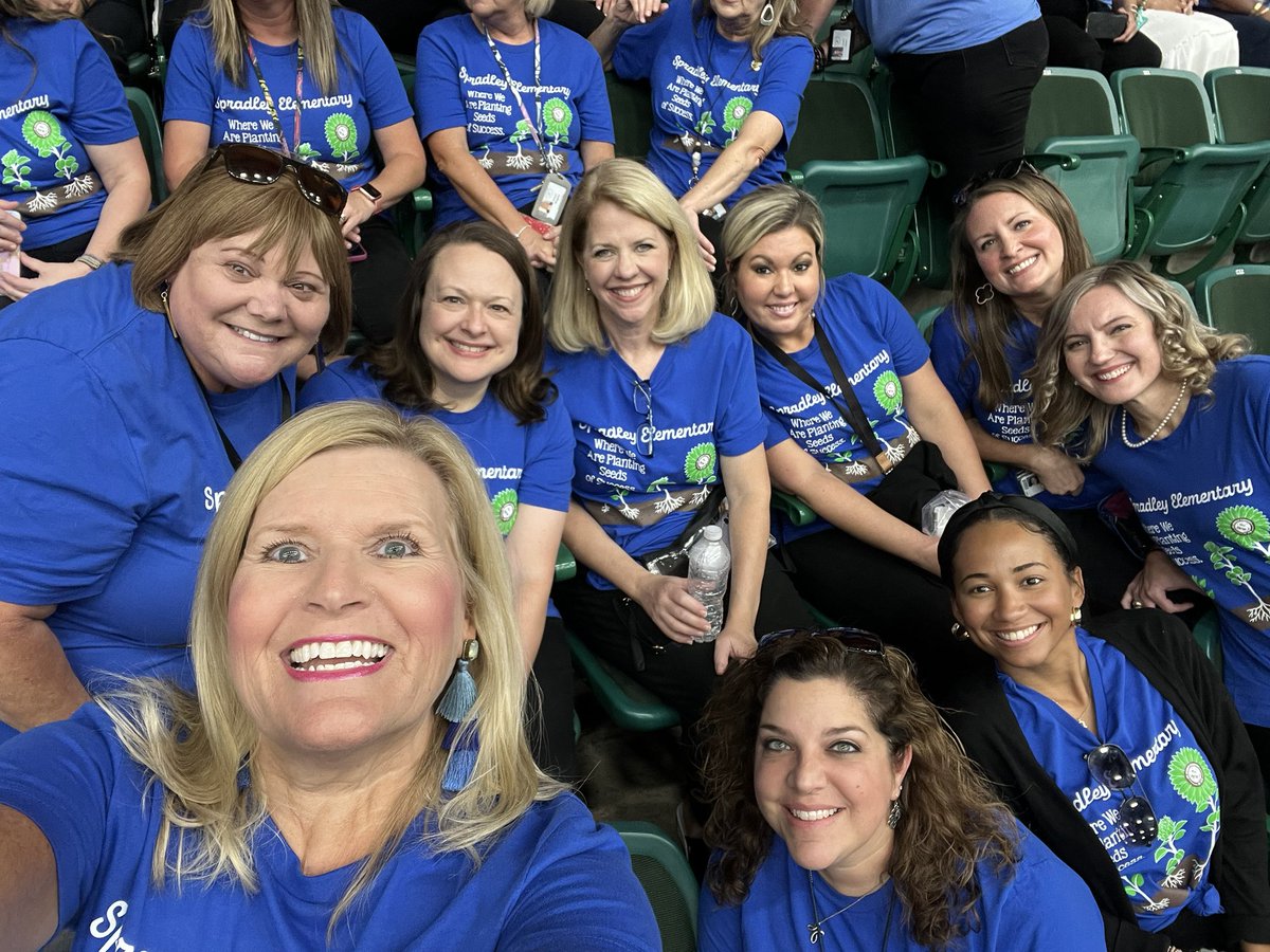 pinkpeach1's tweet photo. Spradley Fabulous Firsties are in the house! Convocation 2023 #Prosperproud https://t.co/5P5qCibY00