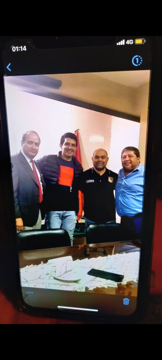 Y a quien quiera decir porque no le denunciamos porque es simplemente difícil por las pruebas que uno pueda adjuntar porque cuesta dinero evidentemente y porque el tipo tiene contactos  El mismo día que salió después de estar detenido envío foto con los fiscales. Tengo pruebas