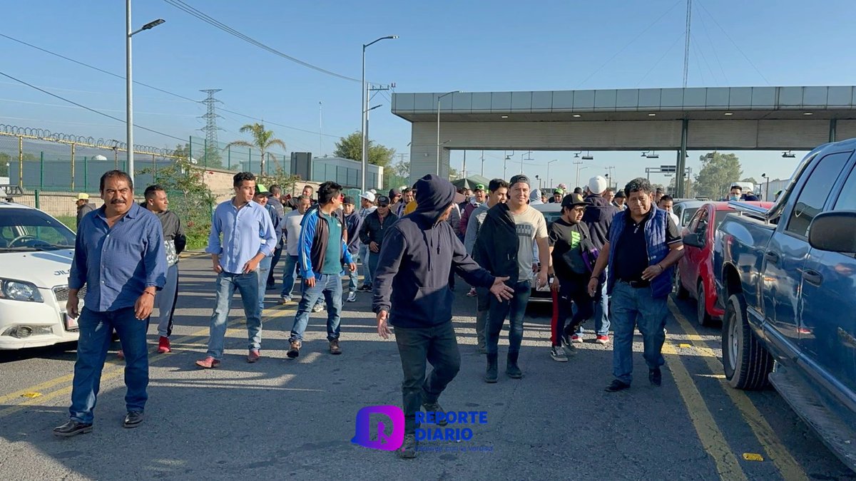 reportediariopv's tweet photo. Transportistas crean grupo de autodefensas frente a la delincuencia.

Leer nota: https://t.co/rapeajXyDO
Redacción: Patricia Retana
#Mexico #Hoy #Transportistas #GruopaDeAutodefensa #Arracos #Extorciones https://t.co/FWK49YqL9O