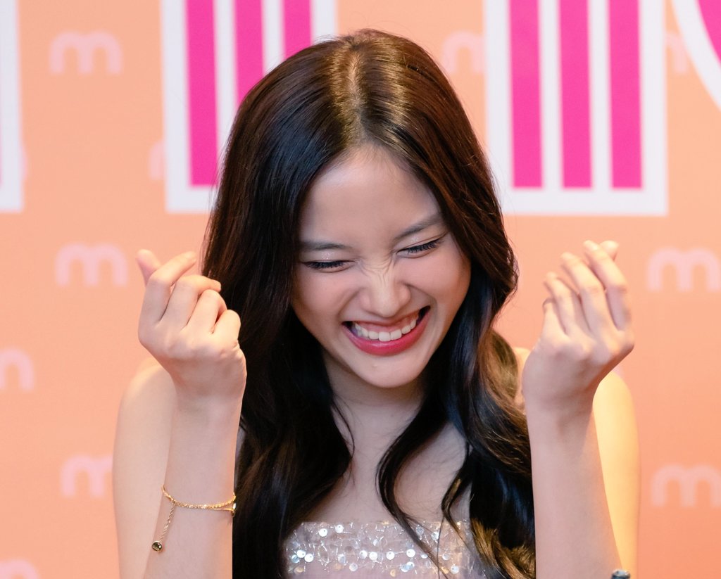 freenbeckyind's tweet image. Happy Freen Day to All 🙌😘 
Happy Birthday To this Cutie Queen 👑
🫂🌷🌷 #EverydayIsFreenday 
#HappyFreenDay
💃💃❤️🔥🐇