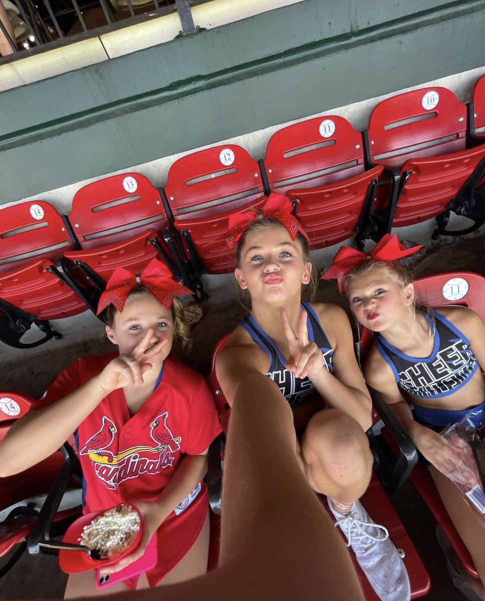 Saying ✌🏼to the weekend is so hard! But seeing your friends at practice…priceless! 💙👯‍♀️ #theworldneedsmorecheer #cheerathletics #cheerleader #cheer #cheerleading