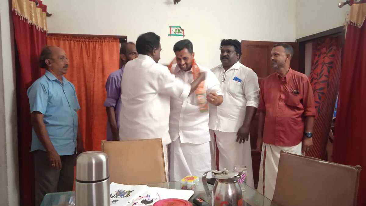 Bjpmadappally's tweet photo. #BoothDarshanaYatra
#BoothDarshanaYatraKTM
#BoothDarshanaYatraMDP

മാടപ്പള്ളി മണ്ഡലംത്തിലെ വാഴപ്പള്ളി ഈസ്റ്റ്‌ ഏരിയയിൽ 42 ആം ബൂത്തിൽ ദക്ഷിണ മേഖല സെക്രട്ടറിയും ചങ്ങനാശ്ശേരി നിയോജക മണ്ഡലം പ്രഭാരിയുമായ  ബി.കൃഷ്ണ കുമാർ ബൂത്ത്‌ ദർശൻ യാത്ര നടത്തി. https://t.co/MeXqq8U6ki