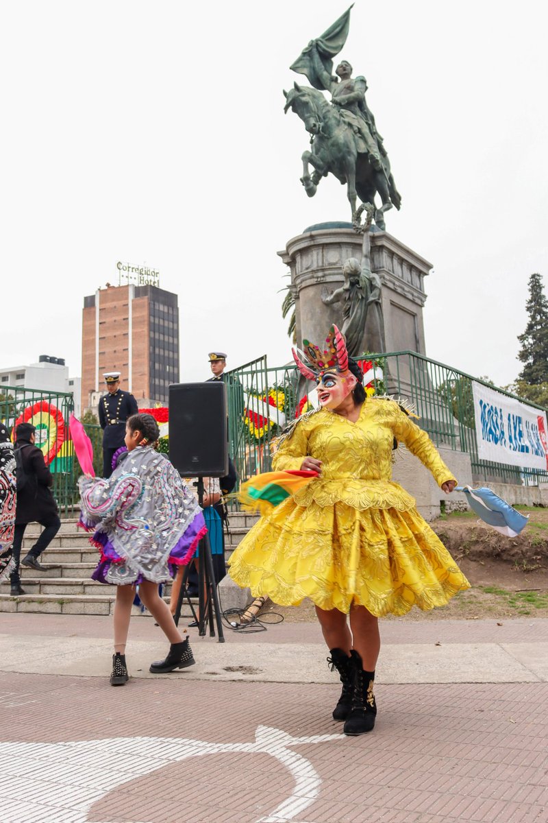 WilberSCervante's tweet photo. Acompañé a mis compatriotas en el acto por el aniversario 198º de la independencia del Estado Plurinacional de Bolivia, que fue llevado a cabo en plaza San Martín, con la presencia del viceconsulado boliviano, y vecinos/as de la ciudad. https://t.co/LV8mcjWJIx