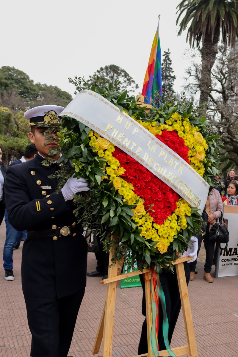 WilberSCervante's tweet photo. Acompañé a mis compatriotas en el acto por el aniversario 198º de la independencia del Estado Plurinacional de Bolivia, que fue llevado a cabo en plaza San Martín, con la presencia del viceconsulado boliviano, y vecinos/as de la ciudad. https://t.co/LV8mcjWJIx