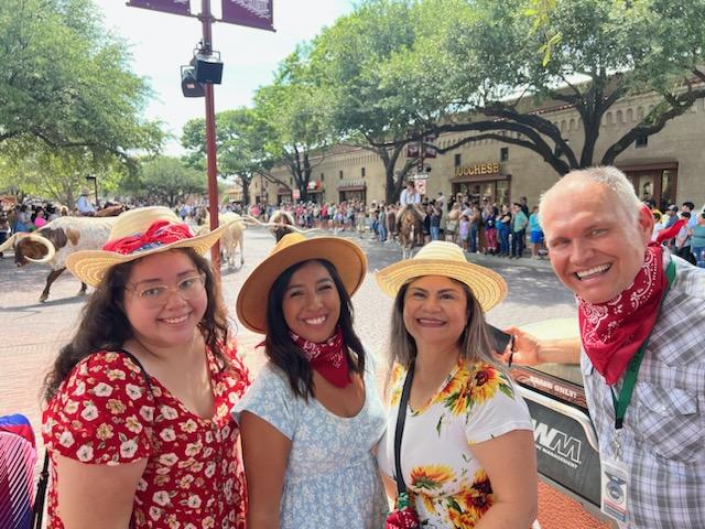 LLaudig19568's tweet photo. Team building with my new team at the Fort Worth Stockyards!  #IISDReimagined #5LoveLanguages #TeamBuilding @KinkeadeECS @MrsFloyd0419 @TPpayne0228 https://t.co/dXkBSF6bBh