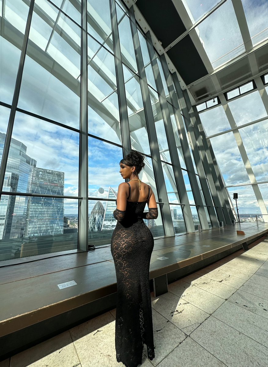 SuzieMicael's tweet photo. Lady in black #GRMGala https://t.co/MykyRv2IiK