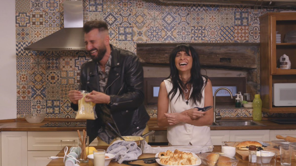 ▶️¡África Baeta ha sufrido el boicot de su compañero <a href="/igor_siguero/">Igor Siguero</a> en la cocina! La presentadora ha preparado unos canutillos de crema con coquitos, y nos ha hablado sobre su marido y sus hijos en @tupperclubEITB 

#TupperClubETB 

eitb.eus/es/television/…