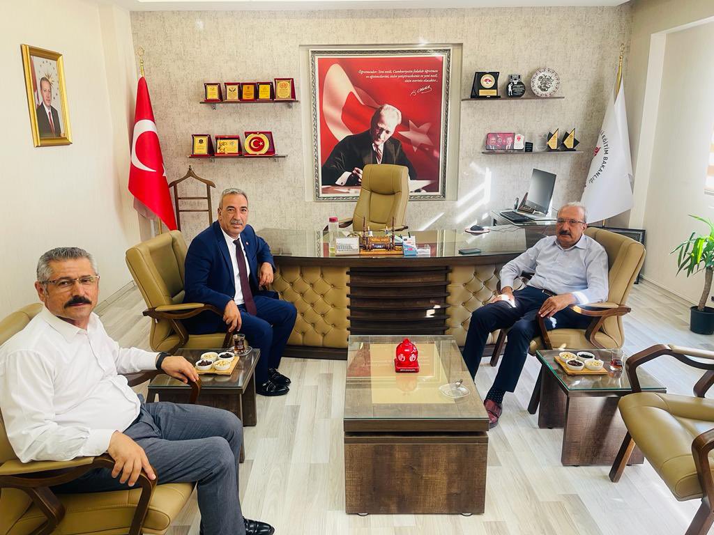 yagcimehmet27's tweet photo. Uzun  yıllar Birlikte çalıştığımız Mehmet AYDIN kaymakamımızın ve değerli eşleri hanım efendilerinin ziyareti bizleri ziyadesiyle memnun etti, müteşekkiriz yolunuz açık olsun selametle.@avren42 🇹🇷🇹🇷🇹🇷 https://t.co/640y6YEU3P
