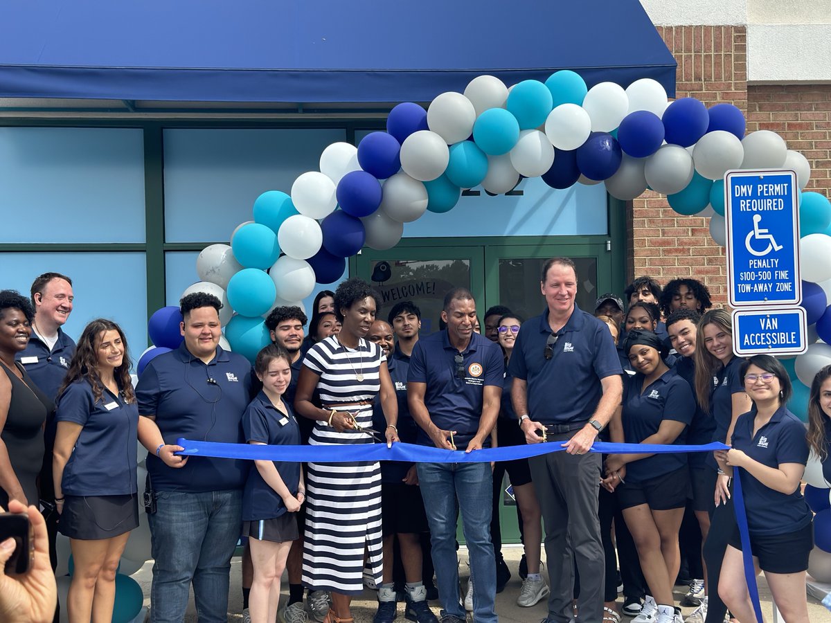 BigBlueSwimming's tweet photo. Another new pool opening? That's right! We're now welcoming families in Springfield, VA to take lessons at our newest location! https://t.co/yNLjLjx8HC