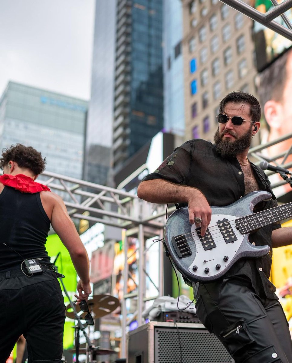 thescarletopera's tweet photo. knocking on broadways door !! keep the party alive, nyc xoxox @timessquarenyc 
photography | @synesthetic.shots https://t.co/QeW8V4EnAW
