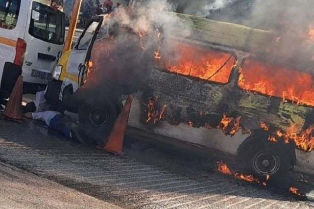 CorresponsalsMX's tweet photo. #ULTIMAHORA  
Ataques violentos contra #transportistas en #Chilpancingo ##Guerrero deja como saldo tres choferes de transporte público muertos, así como un civil que se encontraba en un local de alimentos y una camioneta de pasajeros tipo #Urvan quemada. https://t.co/KuXjNCkO5e
