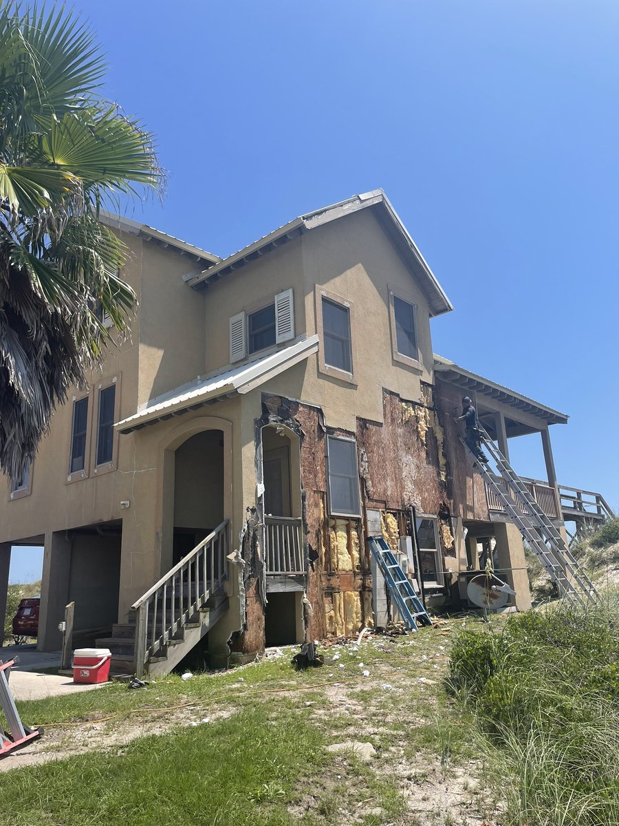 agg_corp's tweet photo. Stucco house https://t.co/4Jp4gewvgv