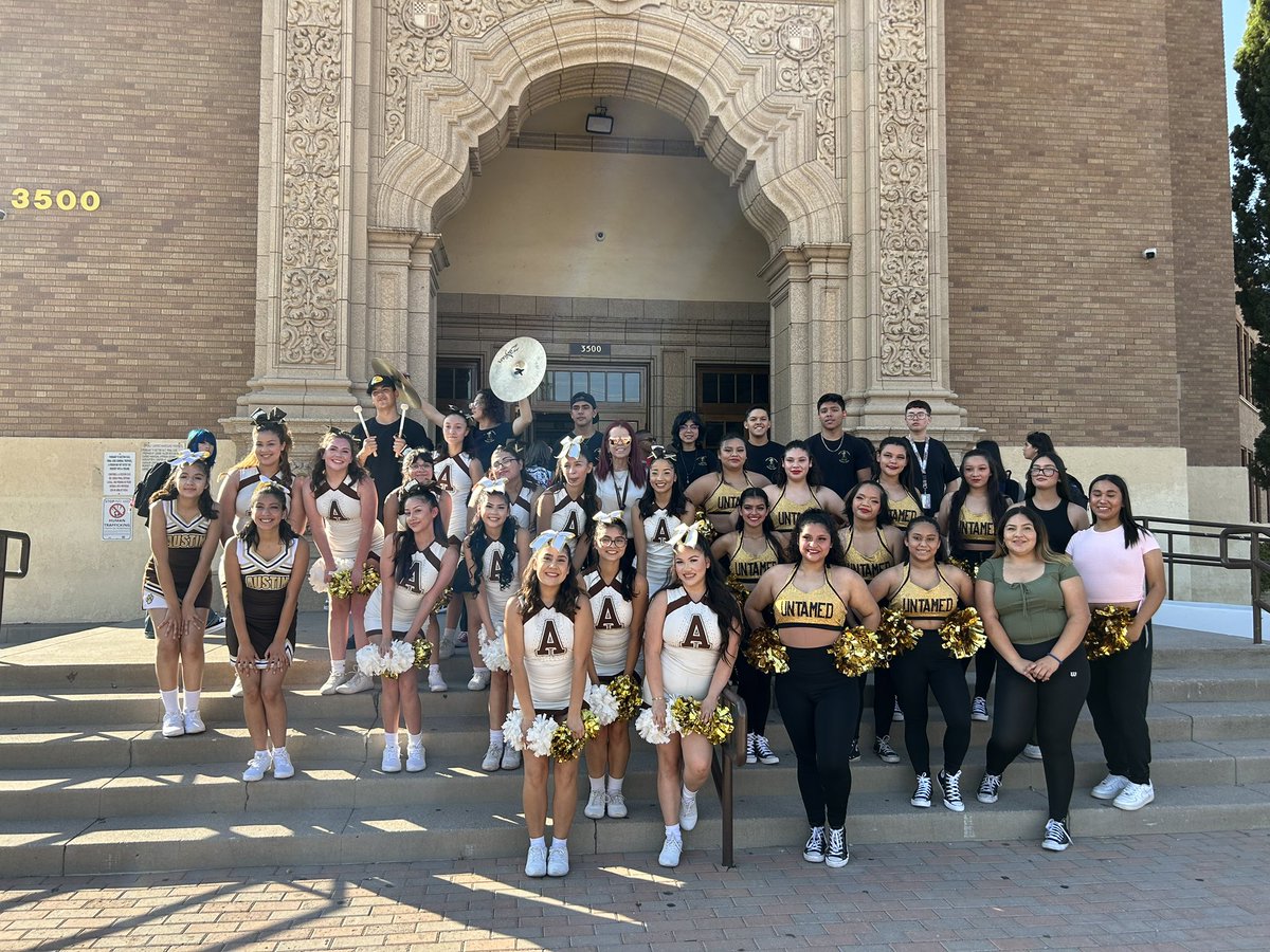 mpazepzona's tweet photo. What a wonderful first day! @AHSPanthers_ @ELPASO_ISD https://t.co/hSbwgoY8tg