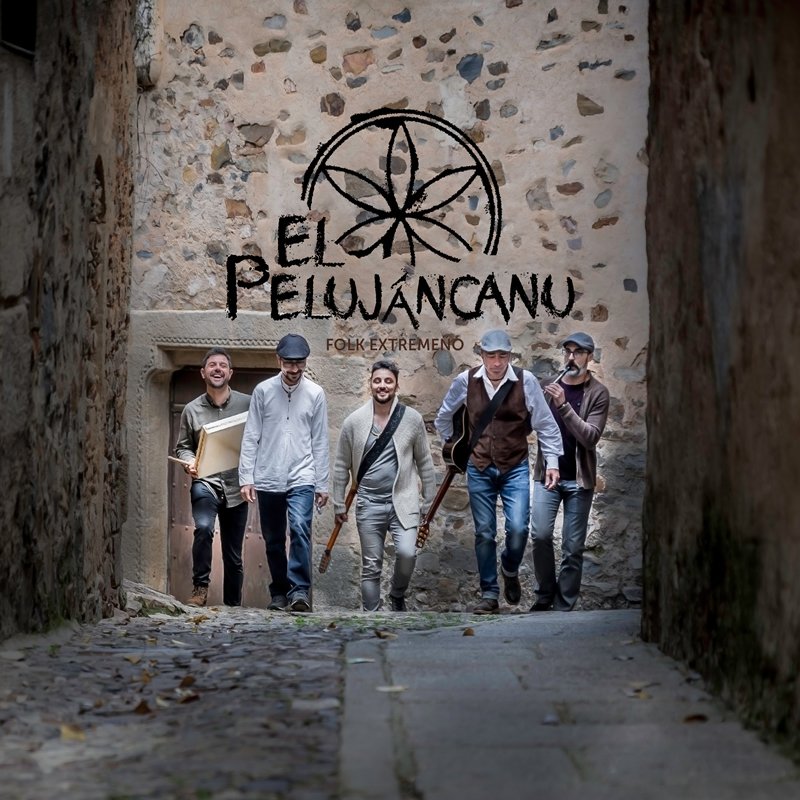 El Pelujáncanu es uno de los seres más representativos de la mitología extremeña. De esta tradición y de la profunda inquietud de cinco amigos y músicos extremeños por dar a conocer su folclore más ancestral, nace el proyecto musical. ¡Viernes 25 de agosto en <a href="/_folkplasencia_/">Festival Folk Plasencia</a>!