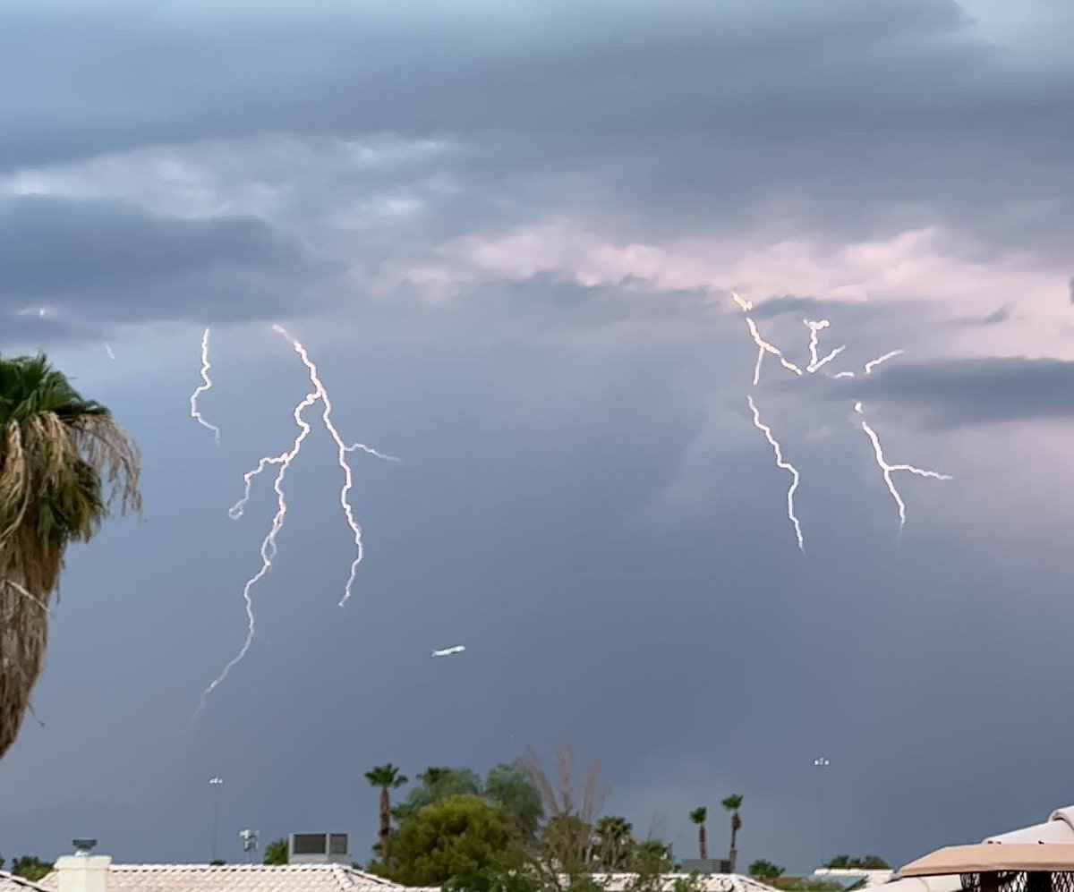 elguerolanchero's tweet photo. #lighting #srorm A few shots from a few Vegas storms https://t.co/nqLUTDicX1