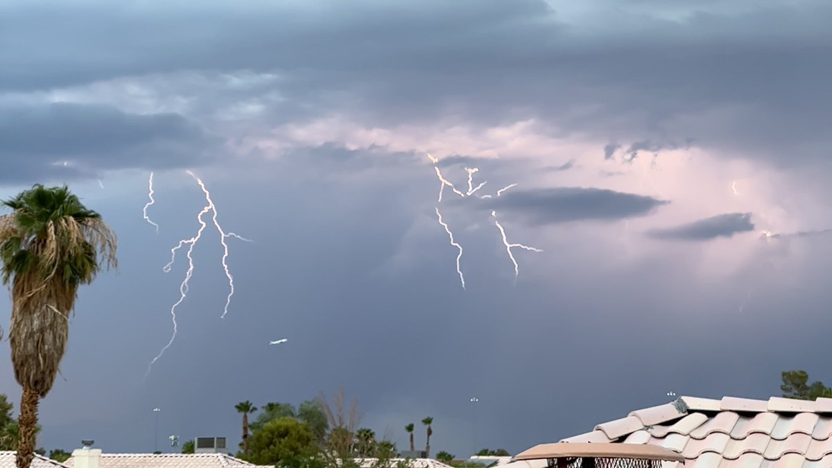 elguerolanchero's tweet photo. #lighting #srorm A few shots from a few Vegas storms https://t.co/nqLUTDicX1