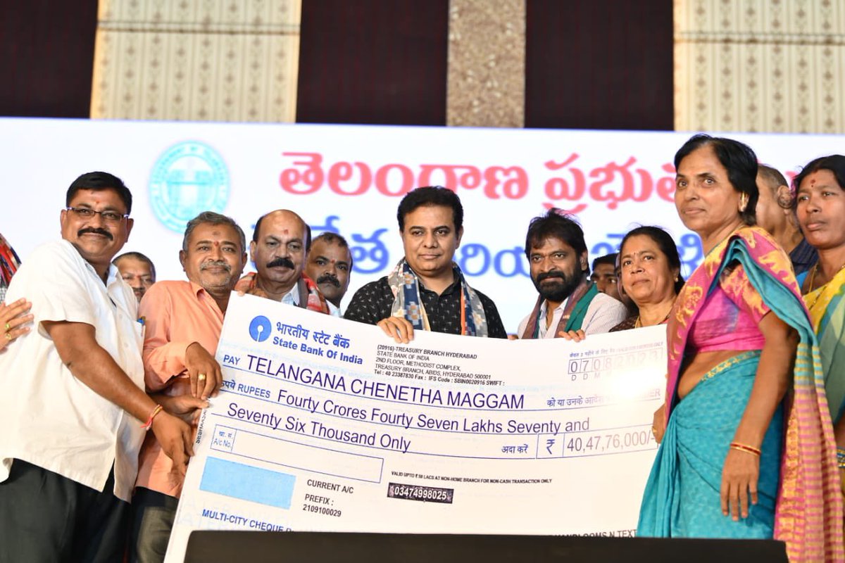 KTRBRS's tweet photo. Celebrated the #NationalHandloomDay with Handloom weavers and artists. Handed over awards to 25 talented weavers

Announced some new and revised schemes for the welfare of weavers in Telangana

➡️ Telangana Chenetha Maggam Scheme - All Pit Looms will be replaced with Frame Looms 

➡️ 'Netanna Health Card' - Health cards will be issued to weavers

➡️ Extension of Nethanaku Bima to weavers in 59-75 years age group

➡️ Under revised Chenetha Mithra, Rs 3000 will be directly deposited in the accounts of weavers 

➡️ Increase in ex gratia to weaver members from Rs 12,500 to Rs 25,000

➡️ Pochampally Handloom Park will be revived by the State govt.