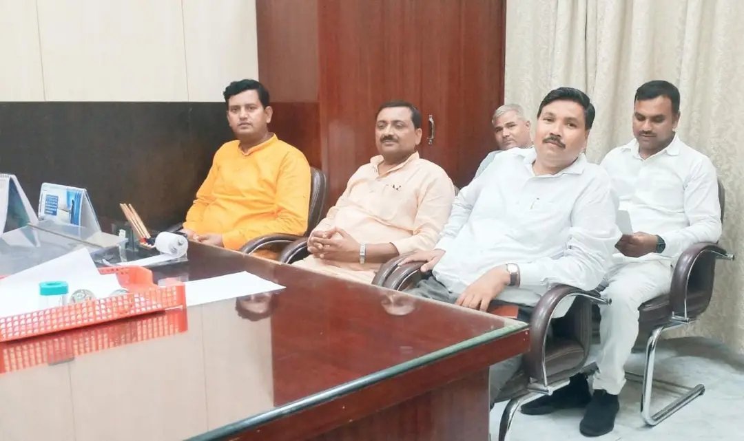 माननीय सभापति ऊर्जा समिति श्री जयपाल सिंह व्यस्त जी माननीय सदस्य विधान परिषद बरेली मुरादाबाद स्नातक  खण्ड से मुलाकात कर शिक्षामित्र के समस्याओं के संबंध में मांग पत्र प्रस्तुत किया ।माननीय मुख्यमंत्री जी से मुलाकात कराने का अनुरोध पत्र भी दिया ।।