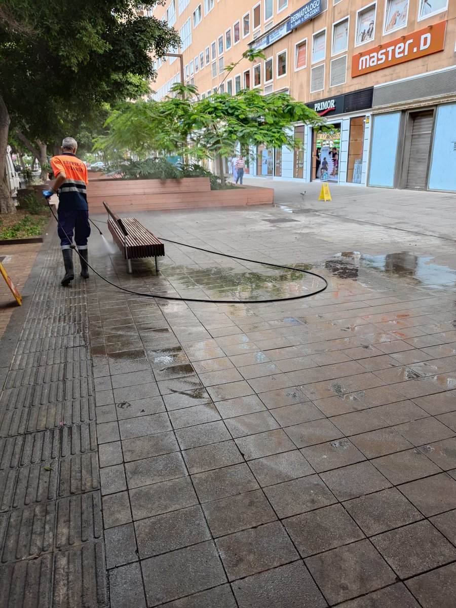 dcentrolpgc's tweet photo. En estos días se está llevando a cabo una limpieza de choque en Mesa y López en nuestro Distrito Centro. https://t.co/f8o7svhS2o