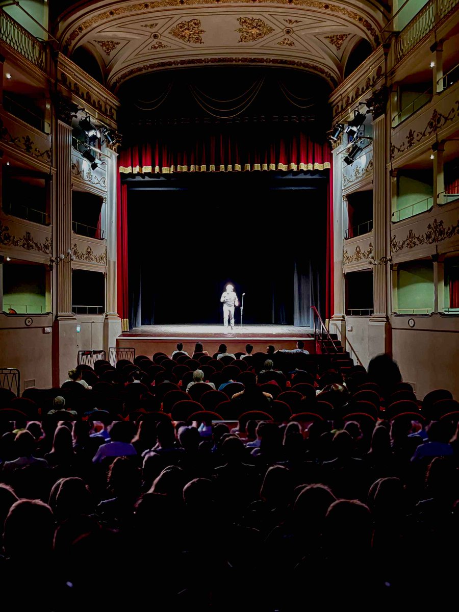 VillageAdvert's tweet photo. Comedian @jobysaad #VillageIdiot onstage Teatro Niccolini June 23rd 2023 #Firenze #Italy Benefit Concert for #Ukraine Thanks for your support. Please donate to  https://t.co/o4uOJCVOg0  #PrayForPeace https://t.co/kIMYosuxNg