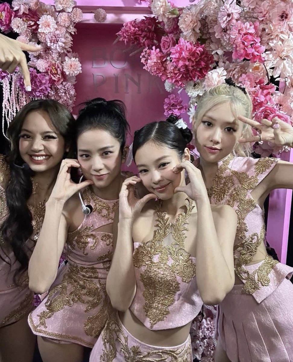 knreal4's tweet photo. Thật tuyệt khi chúng ta cùng nhau trải qua nhiều năm như vậy. Cảm ơn mọi sự cố gắng của 4 nàng công chúa, cảm ơn vì đã là BLACKPINK. Mình bên nhau thật lâu nữa nhé! 
ALWAYS WITH BLACKPINK
#7YearsWithBLACKPINK
#FOUReverWithBlackpink
#일곱살_블랙핑크_일평생_함께할게 https://t.co/92t3YAHShX