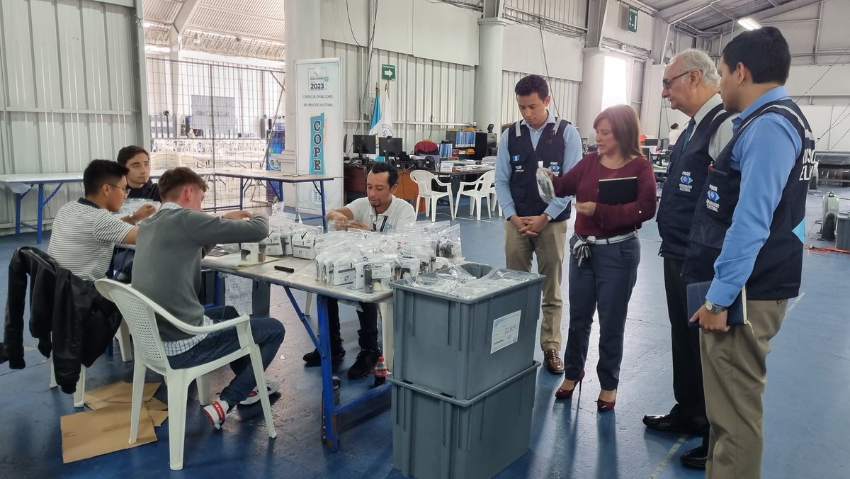 CACIFGuatemala's tweet photo. #PROE2023
El coordinador Rodolfo Bianchi y miembros del Programa de Observación Electoral #PROE de #CACIF realizan visita a la Dirección Electoral del #TSE, a cargo de Gloria López, quien informó sobre el avance en las tareas logísticas para el desarrollo del balotaje. https://t.co/jjLamFO8Fc