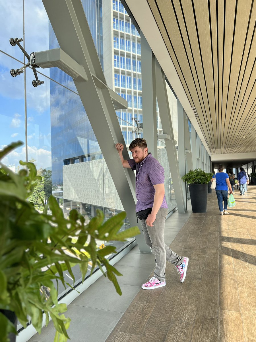 Para quien no me ha visto antes, aquí una fotografía mía, del día de ayer pasando por Millennium Plaza, saludos! 😉