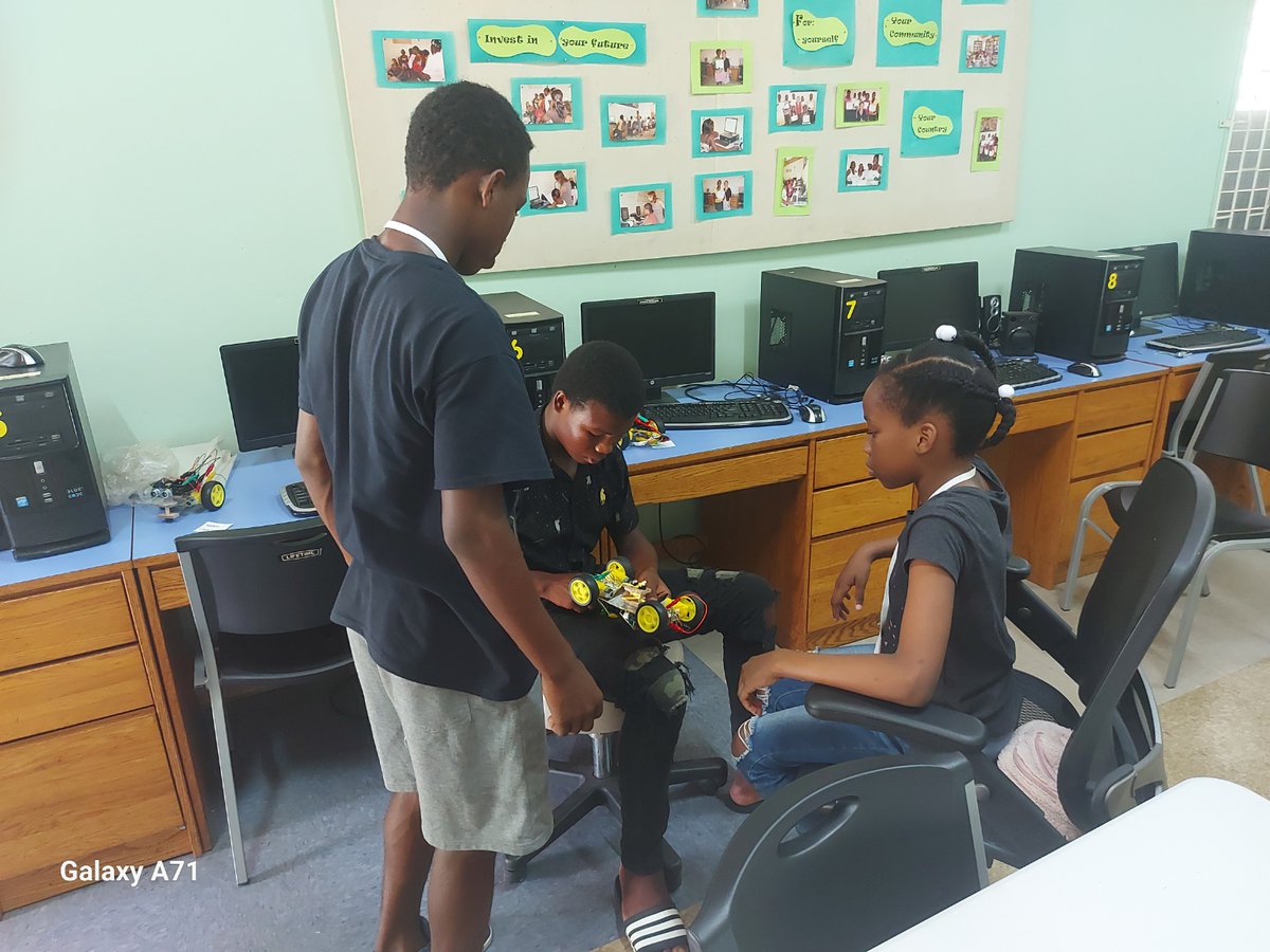 @RedfernElec Got back from teaching an intro robotics class in remote Jamaica (Maggotty, St. Elizabeth). Using the Crumble to build a two wheel car, the participants used the app to program and tune it. Successful class (with a few gotchas!), on to next steps!