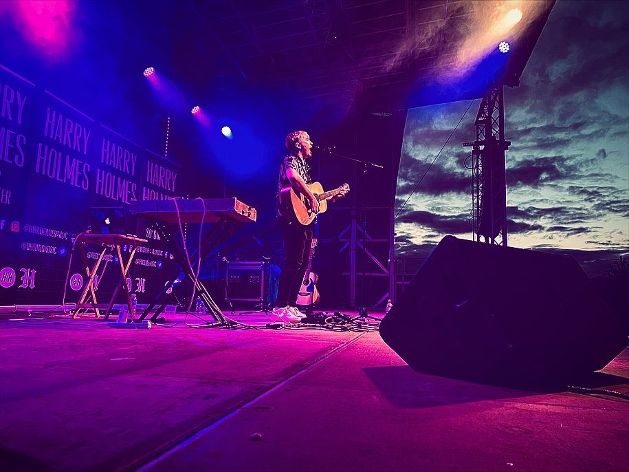 HHolmesMusic's tweet photo. This weekend was class in Wales at Party at the Porth🏴󠁧󠁢󠁷󠁬󠁳󠁿. I played a brand new set of my own material. I also got invited up on stage with some talented boys from across the pond🇺🇸. @JayAllenMusic and Hunter Bishop , thank you both again👏🏻

 #festival #jayallen #livemusic https://t.co/qqv07ZSaJX