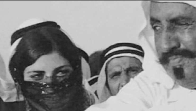 Qhta10ni's tweet image. من مراحل الحُب القويّة إنه يحب أهلك وقبيلتك من حبّه فيك يقول الشاعر عبدالله بن هندي :

والله لأحطها في وجهي وجاهي
هي وبني عمّها وأقصى قبايلها