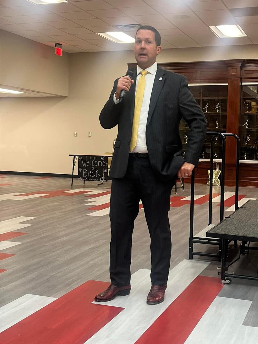 Thank you <a href="/chevymike62/">MikeDobrinski</a> and <a href="/RepMoore57/">Anthony Moore</a> for keynoting our opening day at Watonga Public Schools!  #wpseagles #homeofchampions