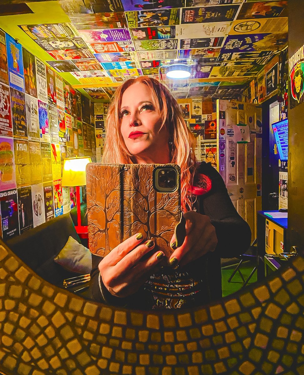 jennifinch's tweet image. Reflections of my backstage soul. Embrace the chaos, and amplify the rebellion. 🤘🔥 #PunkRockVibes #MirrorImage #jenniferfinch #reflection #tourlife #backstage