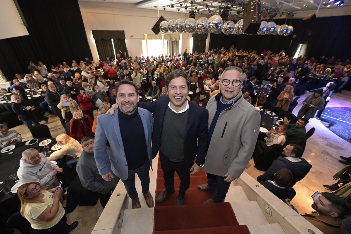 Kicillofok's tweet photo. ¡Gracias a los vecinos y vecinas de Ituzaingó por el recibimiento de hoy!

Queríamos encontrarnos con ustedes y compartir un tiempo para reflexionar sobre lo que estamos haciendo y de lo que se viene en un año electoral.

Ustedes son testigos de los retrocesos que hubo cuando no gobernó el peronismo y no queremos que vuelvan a pasar por eso. Durante más de 3 años trabajamos para reparar y devolver lo que les fue quitado. 

Los invitamos a seguir por ese camino y avanzar #DERECHOalFUTURO.